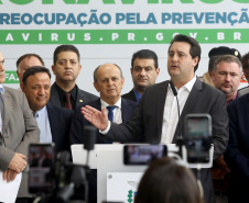 O Governo do Paraná apresentou nesta segunda-feira (16) as principais medidas adotadas para o enfrentamento da epidemia do coronavírus no Estado. Contidas em decreto assinado pelo governador Carlos Massa Ratinho Junior, as medidas reduzem as possibilidades de contato entre as pessoas para conter a propagação do vírus, determinam ações específicas no âmbito da saúde, ampliam a proteção a servidores incluídos em grupos de risco e fortalecem ações nas fronteiras e divisas.
