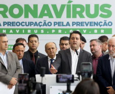 O Governo do Paraná apresentou nesta segunda-feira (16) as principais medidas adotadas para o enfrentamento da epidemia do coronavírus no Estado. Contidas em decreto assinado pelo governador Carlos Massa Ratinho Junior, as medidas reduzem as possibilidades de contato entre as pessoas para conter a propagação do vírus, determinam ações específicas no âmbito da saúde, ampliam a proteção a servidores incluídos em grupos de risco e fortalecem ações nas fronteiras e divisas.
