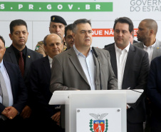 O Governo do Paraná apresentou nesta segunda-feira (16) as principais medidas adotadas para o enfrentamento da epidemia do coronavírus no Estado. Contidas em decreto assinado pelo governador Carlos Massa Ratinho Junior, as medidas reduzem as possibilidades de contato entre as pessoas para conter a propagação do vírus, determinam ações específicas no âmbito da saúde, ampliam a proteção a servidores incluídos em grupos de risco e fortalecem ações nas fronteiras e divisas.