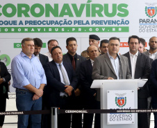 O Governo do Paraná apresentou nesta segunda-feira (16) as principais medidas adotadas para o enfrentamento da epidemia do coronavírus no Estado. Contidas em decreto assinado pelo governador Carlos Massa Ratinho Junior, as medidas reduzem as possibilidades de contato entre as pessoas para conter a propagação do vírus, determinam ações específicas no âmbito da saúde, ampliam a proteção a servidores incluídos em grupos de risco e fortalecem ações nas fronteiras e divisas.
