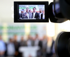 O Governo do Paraná apresentou nesta segunda-feira (16) as principais medidas adotadas para o enfrentamento da epidemia do coronavírus no Estado. Contidas em decreto assinado pelo governador Carlos Massa Ratinho Junior, as medidas reduzem as possibilidades de contato entre as pessoas para conter a propagação do vírus, determinam ações específicas no âmbito da saúde, ampliam a proteção a servidores incluídos em grupos de risco e fortalecem ações nas fronteiras e divisas.