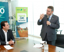 Projetos prioritários para o desenvolvimento do Estado contarão com recursos de R$ 300 milhões do Banco Regional de Desenvolvimento Econômico do Extremo Sul (BRDE). O governador Carlos Massa Ratinho Junior e o diretor de Operações da agência paranaense do BRDE, Wilson Bley Lipski, lançaram nesta terça-feira (17) o Promove Sul, um fundo rotativo permanente para o apoio de projetos em diversas áreas.