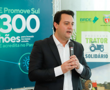 Projetos prioritários para o desenvolvimento do Estado contarão com recursos de R$ 300 milhões do Banco Regional de Desenvolvimento Econômico do Extremo Sul (BRDE). O governador Carlos Massa Ratinho Junior e o diretor de Operações da agência paranaense do BRDE, Wilson Bley Lipski, lançaram nesta terça-feira (17) o Promove Sul, um fundo rotativo permanente para o apoio de projetos em diversas áreas.