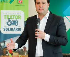 Projetos prioritários para o desenvolvimento do Estado contarão com recursos de R$ 300 milhões do Banco Regional de Desenvolvimento Econômico do Extremo Sul (BRDE). O governador Carlos Massa Ratinho Junior e o diretor de Operações da agência paranaense do BRDE, Wilson Bley Lipski, lançaram nesta terça-feira (17) o Promove Sul, um fundo rotativo permanente para o apoio de projetos em diversas áreas.