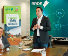 Projetos prioritários para o desenvolvimento do Estado contarão com recursos de R$ 300 milhões do Banco Regional de Desenvolvimento Econômico do Extremo Sul (BRDE). O governador Carlos Massa Ratinho Junior e o diretor de Operações da agência paranaense do BRDE, Wilson Bley Lipski, lançaram nesta terça-feira (17) o Promove Sul, um fundo rotativo permanente para o apoio de projetos em diversas áreas.