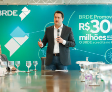 Projetos prioritários para o desenvolvimento do Estado contarão com recursos de R$ 300 milhões do Banco Regional de Desenvolvimento Econômico do Extremo Sul (BRDE). O governador Carlos Massa Ratinho Junior e o diretor de Operações da agência paranaense do BRDE, Wilson Bley Lipski, lançaram nesta terça-feira (17) o Promove Sul, um fundo rotativo permanente para o apoio de projetos em diversas áreas.