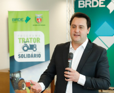 Projetos prioritários para o desenvolvimento do Estado contarão com recursos de R$ 300 milhões do Banco Regional de Desenvolvimento Econômico do Extremo Sul (BRDE). O governador Carlos Massa Ratinho Junior e o diretor de Operações da agência paranaense do BRDE, Wilson Bley Lipski, lançaram nesta terça-feira (17) o Promove Sul, um fundo rotativo permanente para o apoio de projetos em diversas áreas.
