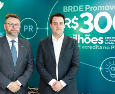 Projetos prioritários para o desenvolvimento do Estado contarão com recursos de R$ 300 milhões do Banco Regional de Desenvolvimento Econômico do Extremo Sul (BRDE). O governador Carlos Massa Ratinho Junior e o diretor de Operações da agência paranaense do BRDE, Wilson Bley Lipski, lançaram nesta terça-feira (17) o Promove Sul, um fundo rotativo permanente para o apoio de projetos em diversas áreas.