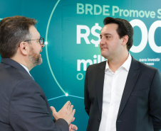 Projetos prioritários para o desenvolvimento do Estado contarão com recursos de R$ 300 milhões do Banco Regional de Desenvolvimento Econômico do Extremo Sul (BRDE). O governador Carlos Massa Ratinho Junior e o diretor de Operações da agência paranaense do BRDE, Wilson Bley Lipski, lançaram nesta terça-feira (17) o Promove Sul, um fundo rotativo permanente para o apoio de projetos em diversas áreas.