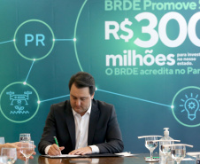 Projetos prioritários para o desenvolvimento do Estado contarão com recursos de R$ 300 milhões do Banco Regional de Desenvolvimento Econômico do Extremo Sul (BRDE). O governador Carlos Massa Ratinho Junior e o diretor de Operações da agência paranaense do BRDE, Wilson Bley Lipski, lançaram nesta terça-feira (17) o Promove Sul, um fundo rotativo permanente para o apoio de projetos em diversas áreas.