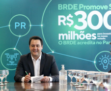 Projetos prioritários para o desenvolvimento do Estado contarão com recursos de R$ 300 milhões do Banco Regional de Desenvolvimento Econômico do Extremo Sul (BRDE). O governador Carlos Massa Ratinho Junior e o diretor de Operações da agência paranaense do BRDE, Wilson Bley Lipski, lançaram nesta terça-feira (17) o Promove Sul, um fundo rotativo permanente para o apoio de projetos em diversas áreas.
