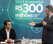 Projetos prioritários para o desenvolvimento do Estado contarão com recursos de R$ 300 milhões do Banco Regional de Desenvolvimento Econômico do Extremo Sul (BRDE). O governador Carlos Massa Ratinho Junior e o diretor de Operações da agência paranaense do BRDE, Wilson Bley Lipski, lançaram nesta terça-feira (17) o Promove Sul, um fundo rotativo permanente para o apoio de projetos em diversas áreas.