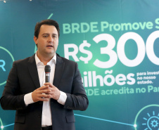 Projetos prioritários para o desenvolvimento do Estado contarão com recursos de R$ 300 milhões do Banco Regional de Desenvolvimento Econômico do Extremo Sul (BRDE). O governador Carlos Massa Ratinho Junior e o diretor de Operações da agência paranaense do BRDE, Wilson Bley Lipski, lançaram nesta terça-feira (17) o Promove Sul, um fundo rotativo permanente para o apoio de projetos em diversas áreas.