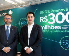 Projetos prioritários para o desenvolvimento do Estado contarão com recursos de R$ 300 milhões do Banco Regional de Desenvolvimento Econômico do Extremo Sul (BRDE). O governador Carlos Massa Ratinho Junior e o diretor de Operações da agência paranaense do BRDE, Wilson Bley Lipski, lançaram nesta terça-feira (17) o Promove Sul, um fundo rotativo permanente para o apoio de projetos em diversas áreas.