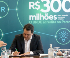 Projetos prioritários para o desenvolvimento do Estado contarão com recursos de R$ 300 milhões do Banco Regional de Desenvolvimento Econômico do Extremo Sul (BRDE). O governador Carlos Massa Ratinho Junior e o diretor de Operações da agência paranaense do BRDE, Wilson Bley Lipski, lançaram nesta terça-feira (17) o Promove Sul, um fundo rotativo permanente para o apoio de projetos em diversas áreas.