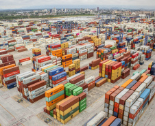 O Porto de Paranaguá chega aos 85 anos, comemorados nesta terça-feira, 17 de março, como o mais eficiente do Brasil. É líder na exportação de óleo vegetal e frango congelado, tem a maior capacidade de movimentação de contêineres do país, ocupa o primeiro lugar em importação de fertilizantes. 