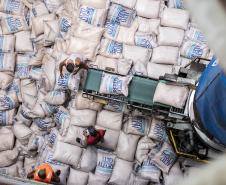 O Porto de Paranaguá chega aos 85 anos, comemorados nesta terça-feira, 17 de março, como o mais eficiente do Brasil. É líder na exportação de óleo vegetal e frango congelado, tem a maior capacidade de movimentação de contêineres do país, ocupa o primeiro lugar em importação de fertilizantes. 
