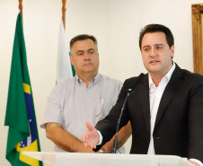O governador Carlos Massa Ratinho Junior assinou nesta quarta-feira (18) quatro novos decretos relacionados ao enfrentamento do novo coronavírus no Estado