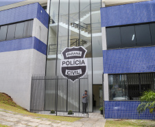 Orientação é para que a população só vá às unidades para Boletim de Ocorrência em casos graves e urgentes. Instituto de Identificação também irá suspender o atendimento a partir do dia 24 de março.
