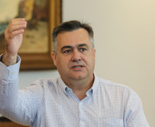 O Governador Carlos Massa Ratinho Junior recebe nesta quinta-feira (19),  representantes do Tribunal de Contas, Ministério Publico, Assembléia Legislativa e secretários de Estado para reunião de efeitos da Pandemia no Estado,  Curitiba, 19/03/2020 - Foto: Geraldo Bubniak/AEN
