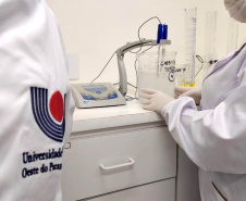 Universidades Estaduais aumentam produção de álcool em gel para combater a proliferação do novo Coronavírus
Foto: SETI