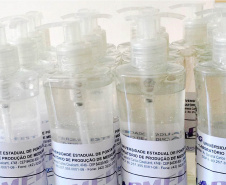 Universidades Estaduais aumentam produção de álcool em gel para combater a proliferação do novo Coronavírus
Foto: SETI