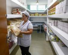 Alimentos da merenda serão distribuídos aos beneficiários do Bolsa Família.Foto Gilson Abreu/AEN