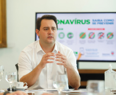 O Governo do Estado está alinhando com as emissoras e meios de comunicação do Paraná a divulgação das notícias sobre o novo coronavírus. O governador Carlos Massa Ratinho Junior recebeu nesta sexta-feira (20) chefes de reportagem e proprietários de veículos para alinhar as informações e destacar a colaboração da imprensa no papel de manter a população bem informada sobre a evolução e as medidas de contenção do Covid-19.