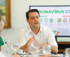 O Governo do Estado está alinhando com as emissoras e meios de comunicação do Paraná a divulgação das notícias sobre o novo coronavírus. O governador Carlos Massa Ratinho Junior recebeu nesta sexta-feira (20) chefes de reportagem e proprietários de veículos para alinhar as informações e destacar a colaboração da imprensa no papel de manter a população bem informada sobre a evolução e as medidas de contenção do Covid-19.