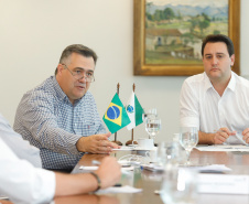 O Governo do Estado está alinhando com as emissoras e meios de comunicação do Paraná a divulgação das notícias sobre o novo coronavírus. O governador Carlos Massa Ratinho Junior recebeu nesta sexta-feira (20) chefes de reportagem e proprietários de veículos para alinhar as informações e destacar a colaboração da imprensa no papel de manter a população bem informada sobre a evolução e as medidas de contenção do Covid-19.