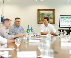 O Governo do Estado está alinhando com as emissoras e meios de comunicação do Paraná a divulgação das notícias sobre o novo coronavírus. O governador Carlos Massa Ratinho Junior recebeu nesta sexta-feira (20) chefes de reportagem e proprietários de veículos para alinhar as informações e destacar a colaboração da imprensa no papel de manter a população bem informada sobre a evolução e as medidas de contenção do Covid-19.