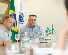O Governo do Estado está alinhando com as emissoras e meios de comunicação do Paraná a divulgação das notícias sobre o novo coronavírus. O governador Carlos Massa Ratinho Junior recebeu nesta sexta-feira (20) chefes de reportagem e proprietários de veículos para alinhar as informações e destacar a colaboração da imprensa no papel de manter a população bem informada sobre a evolução e as medidas de contenção do Covid-19.