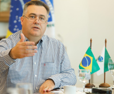 O Governo do Estado está alinhando com as emissoras e meios de comunicação do Paraná a divulgação das notícias sobre o novo coronavírus. O governador Carlos Massa Ratinho Junior recebeu nesta sexta-feira (20) chefes de reportagem e proprietários de veículos para alinhar as informações e destacar a colaboração da imprensa no papel de manter a população bem informada sobre a evolução e as medidas de contenção do Covid-19.