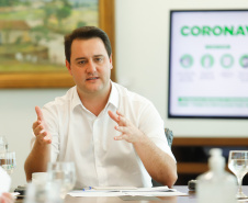 O Governo do Estado está alinhando com as emissoras e meios de comunicação do Paraná a divulgação das notícias sobre o novo coronavírus. O governador Carlos Massa Ratinho Junior recebeu nesta sexta-feira (20) chefes de reportagem e proprietários de veículos para alinhar as informações e destacar a colaboração da imprensa no papel de manter a população bem informada sobre a evolução e as medidas de contenção do Covid-19.