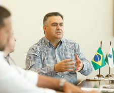 O Governo do Estado está alinhando com as emissoras e meios de comunicação do Paraná a divulgação das notícias sobre o novo coronavírus. O governador Carlos Massa Ratinho Junior recebeu nesta sexta-feira (20) chefes de reportagem e proprietários de veículos para alinhar as informações e destacar a colaboração da imprensa no papel de manter a população bem informada sobre a evolução e as medidas de contenção do Covid-19.