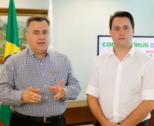 O Governo do Estado está alinhando com as emissoras e meios de comunicação do Paraná a divulgação das notícias sobre o novo coronavírus. O governador Carlos Massa Ratinho Junior recebeu nesta sexta-feira (20) chefes de reportagem e proprietários de veículos para alinhar as informações e destacar a colaboração da imprensa no papel de manter a população bem informada sobre a evolução e as medidas de contenção do Covid-19.