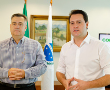 O Governo do Estado está alinhando com as emissoras e meios de comunicação do Paraná a divulgação das notícias sobre o novo coronavírus. O governador Carlos Massa Ratinho Junior recebeu nesta sexta-feira (20) chefes de reportagem e proprietários de veículos para alinhar as informações e destacar a colaboração da imprensa no papel de manter a população bem informada sobre a evolução e as medidas de contenção do Covid-19.