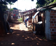 Soldados do Exército, militares estaduais, coordenadores municipais da Defesa Civil do Paraná, radioamadores voluntários e agentes de saúde municipais realizam uma grande ação de combate à dengue em 17 cidades do Estado. Foto: Defesa Civil