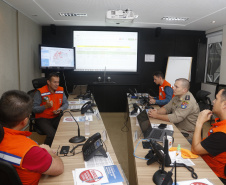 Soldados do Exército, militares estaduais, coordenadores municipais da Defesa Civil do Paraná, radioamadores voluntários e agentes de saúde municipais realizam uma grande ação de combate à dengue em 17 cidades do Estado. Foto: Gilson AbreuAEN
