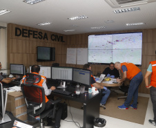 Soldados do Exército, militares estaduais, coordenadores municipais da Defesa Civil do Paraná, radioamadores voluntários e agentes de saúde municipais realizam uma grande ação de combate à dengue em 17 cidades do Estado. Foto: Gilson AbreuAEN