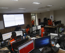 Soldados do Exército, militares estaduais, coordenadores municipais da Defesa Civil do Paraná, radioamadores voluntários e agentes de saúde municipais realizam uma grande ação de combate à dengue em 17 cidades do Estado. Foto: Gilson AbreuAEN