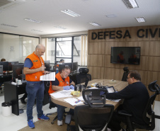 Soldados do Exército, militares estaduais, coordenadores municipais da Defesa Civil do Paraná, radioamadores voluntários e agentes de saúde municipais realizam uma grande ação de combate à dengue em 17 cidades do Estado. Foto: Gilson AbreuAEN