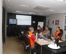 Soldados do Exército, militares estaduais, coordenadores municipais da Defesa Civil do Paraná, radioamadores voluntários e agentes de saúde municipais realizam uma grande ação de combate à dengue em 17 cidades do Estado. Foto: Gilson AbreuAEN