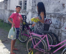 As mudanças de atitude da sociedade provocadas pelo novo coronavírus não paralisaram as atividades de associações de produtores rurais, responsáveis pela alimentação, sobretudo de famílias mais carentes. O comprometimento também mantém em atividade centenas de servidores estaduais que ajudam na tarefa de forma presencial ou em teletrabalho. Foto:SEAB