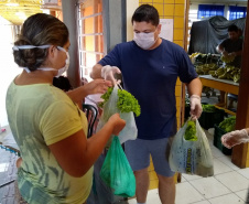 As mudanças de atitude da sociedade provocadas pelo novo coronavírus não paralisaram as atividades de associações de produtores rurais, responsáveis pela alimentação, sobretudo de famílias mais carentes. O comprometimento também mantém em atividade centenas de servidores estaduais que ajudam na tarefa de forma presencial ou em teletrabalho. Foto:SEAB