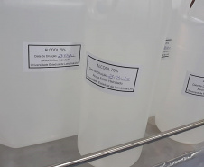 Professores e estudantes do curso de Farmácia, do Centro de Ciências da Saúde (CCS), estão transformando o álcool etílico hidratado a 92,8% em álcool 70%, para uso nas diferentes unidades do Hospital Universitário (HU/UEL), mantido pela Universidade. A produção deve reforçar o enfrentamento do novo coronavírus. Foto:Divulgação/UEL