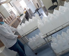 Professores e estudantes do curso de Farmácia, do Centro de Ciências da Saúde (CCS), estão transformando o álcool etílico hidratado a 92,8% em álcool 70%, para uso nas diferentes unidades do Hospital Universitário (HU/UEL), mantido pela Universidade. A produção deve reforçar o enfrentamento do novo coronavírus. Foto:Divulgação/UEL