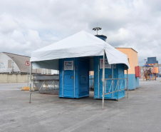 O Departamento de Estradas de Rodagem do Estado do Paraná (DER-PR), por sua vez, emitiu ordens de serviço que garantem outros benefícios aos trabalhadores. As praças de pedágio se tornaram centrais sobre o Covid-19, reforçando inclusive as informações sobre locais de alimentação e manutenção dos veículos.Foto: Claudio Neves