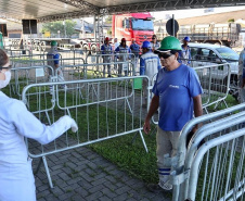 Equipes médicas foram contratadas e atuam 24 horas para fazer aferição de temperatura, orientação e triagem dos profissionais que descarregam cargas e atuam na atividade portuária. Há postos médicos e de enfermagem, 32 chuveiros, 60 pias e lava-pés com hipoclorito de sódio, entre outras iniciativas.Foto: Claudio Neves. Foto: Claudio Neves
Foto: Divulgação/APPA