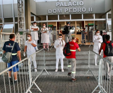 Equipes médicas foram contratadas e atuam 24 horas para fazer aferição de temperatura, orientação e triagem dos profissionais que descarregam cargas e atuam na atividade portuária. Há postos médicos e de enfermagem, 32 chuveiros, 60 pias e lava-pés com hipoclorito de sódio, entre outras iniciativas.
Foto: Divulgação/APPA